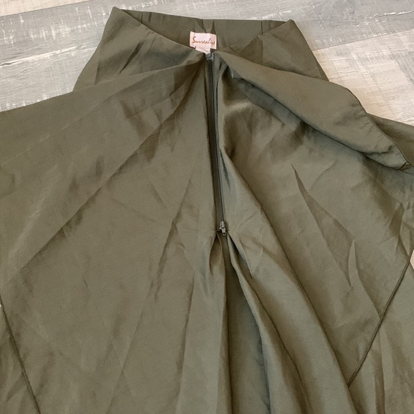 Surrealist olive green skirt - Picture 7 of 11